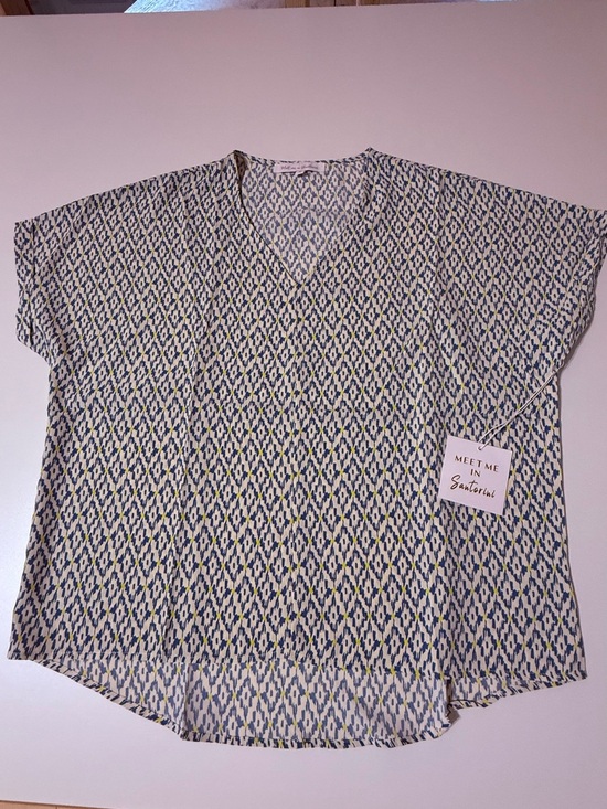 Meet Me In Santorini Tops - NWT Women's V-Neck Patterned Top in Blue and White